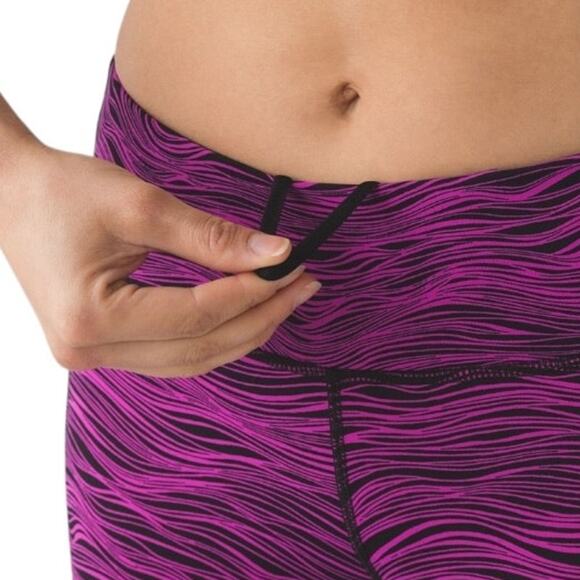 LULULEMON On Track Crop Life Lines Polar Pink & Black Reflective 21” Size 4 NWOT - Picture 6 of 10